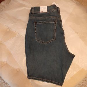 NWT Women's denim shorts size 22 high-rise